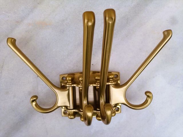 Appendiabiti con quattro bracci articolati con due ganci, mai usato, molto decorativo e pratico, è grande, le misure sono visibili nelle foto.