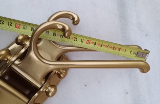 Appendiabiti con quattro bracci articolati con due ganci, mai usato, molto decorativo e pratico, è grande, le misure sono visibili nelle foto.