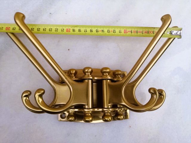 Appendiabiti con quattro bracci articolati con due ganci, mai usato, molto decorativo e pratico, è grande, le misure sono visibili nelle foto.