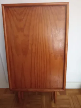 Mesa auxiliar de madera plegable.