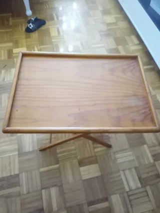 Mesa auxiliar de madera plegable.
