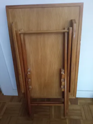 Mesa auxiliar de madera plegable.
