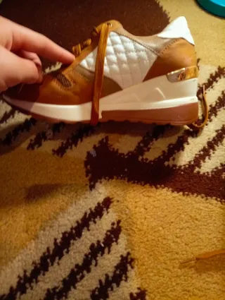 Zapatos elegantes marrones y dorados