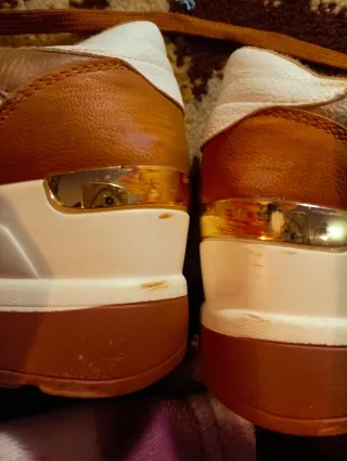 Zapatos elegantes marrones y dorados