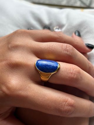 Anello dorato con smalto blu
