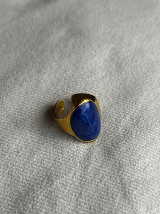 Anello dorato con smalto blu