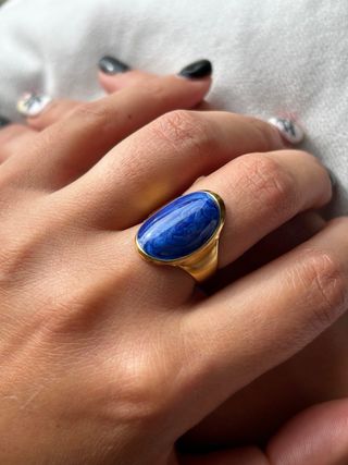 Anello dorato con smalto blu