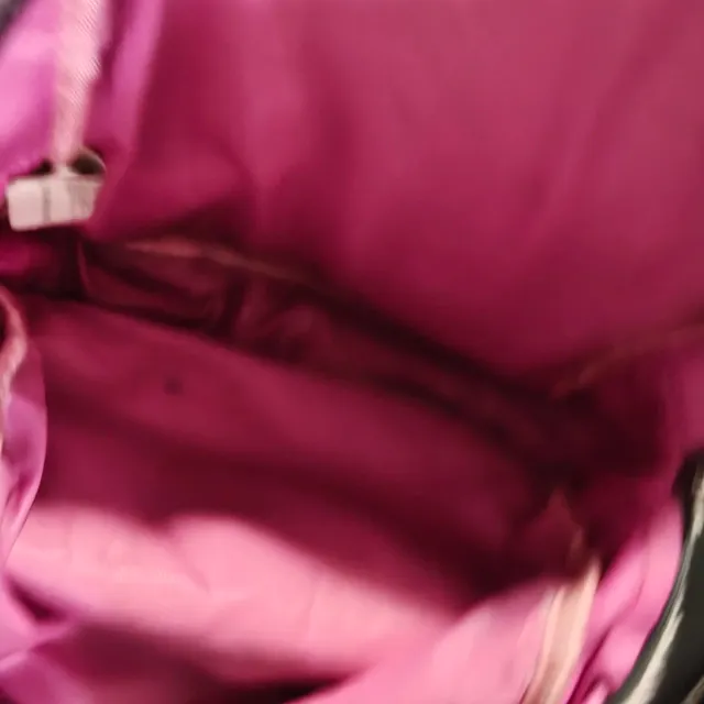 Mochila peluche gris y rosa con lazo