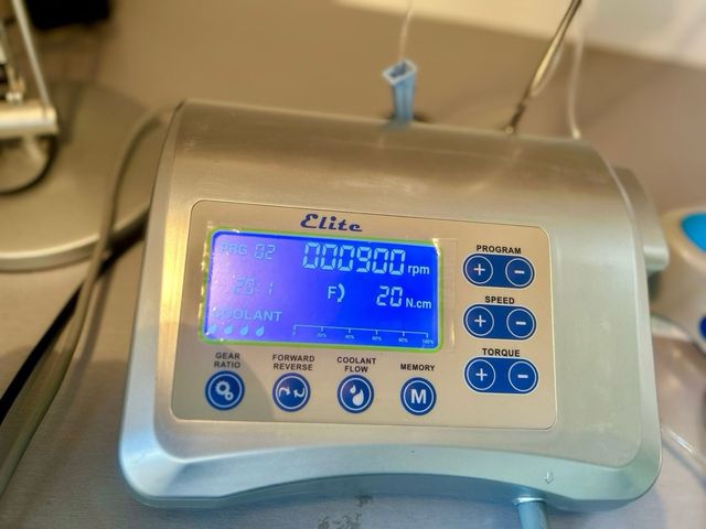 Motor para cirugía de implantes dentales