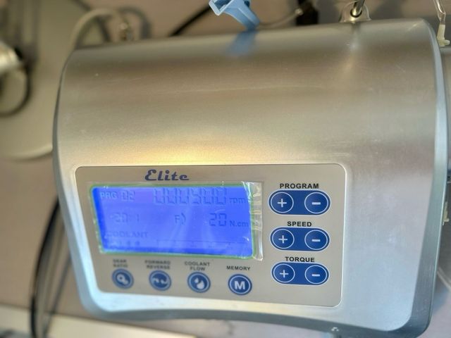 Motor para cirugía de implantes dentales