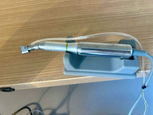 Motor para cirugía de implantes dentales