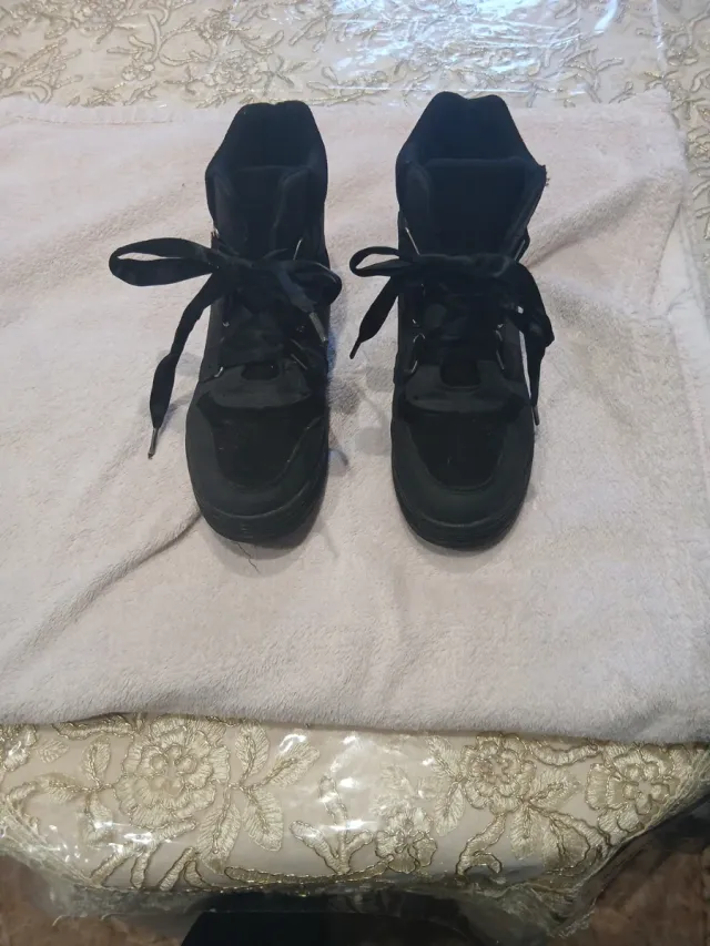 Zapatos negros de ante con cordones