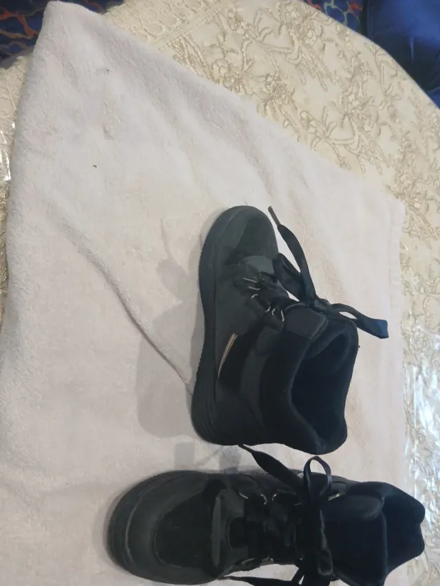 Zapatos negros de ante con cordones