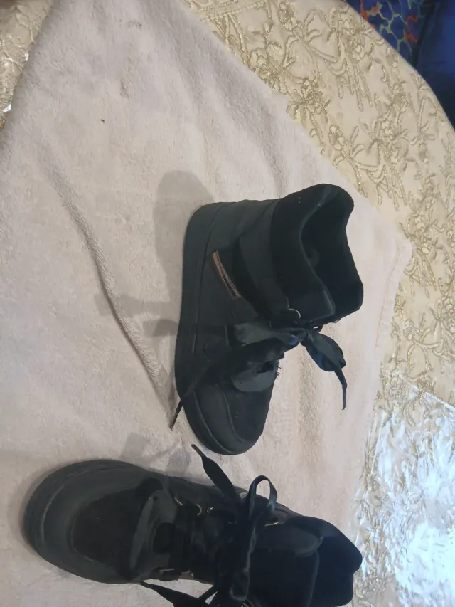 Zapatos negros de ante con cordones