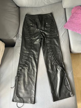 Pantalones de cuero negros con cordones