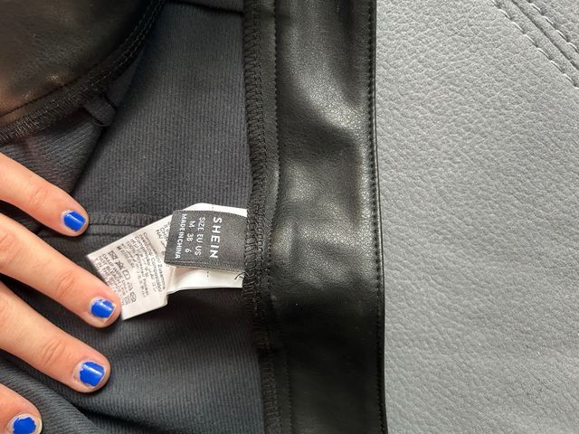 Pantalones de cuero negros con cordones