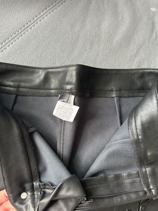 Pantalones de cuero negros con cordones