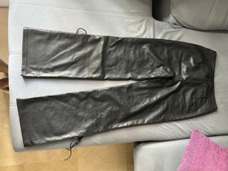 Pantalones de cuero negros con cordones