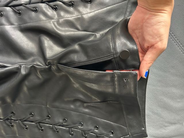 Pantalones de cuero negros con cordones