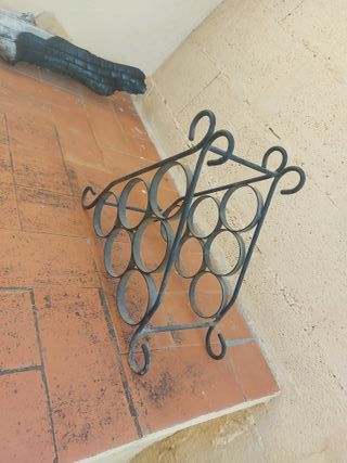 Botellero de metal negro y gris