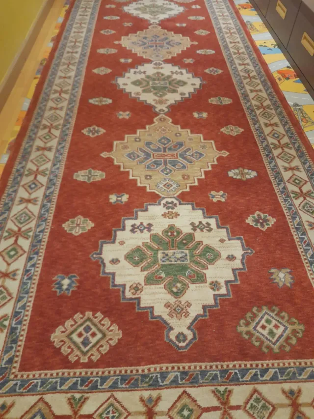 Alfombra de lana virgen roja y beige