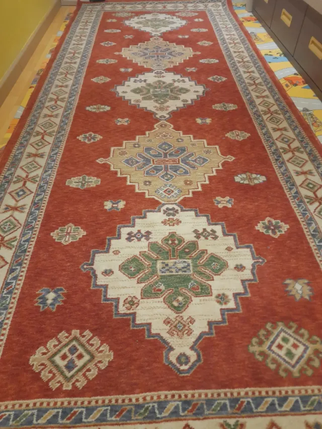 Alfombra de lana virgen roja y beige