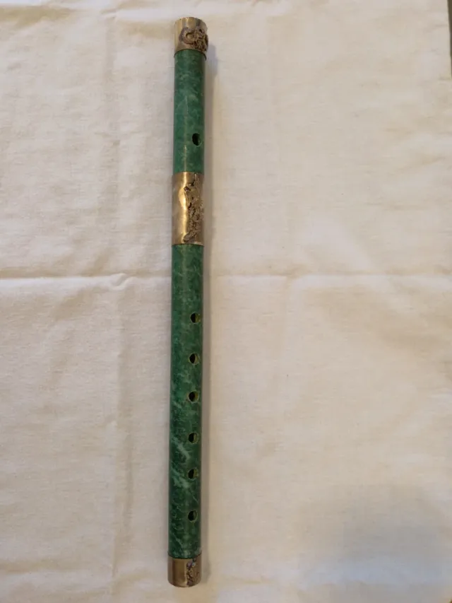 Flauto in pietra di giada con incisioni manufatte