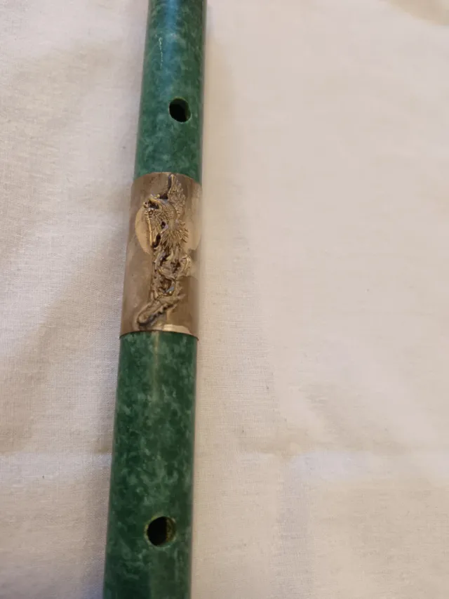 Flauto in pietra di giada con incisioni manufatte