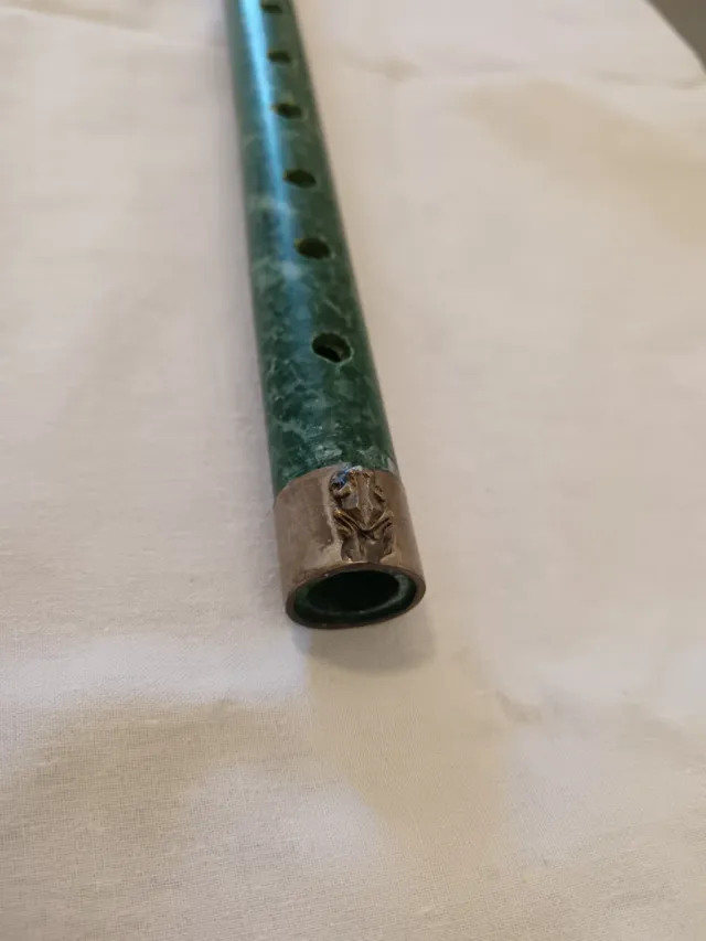 Flauto in pietra di giada con incisioni manufatte