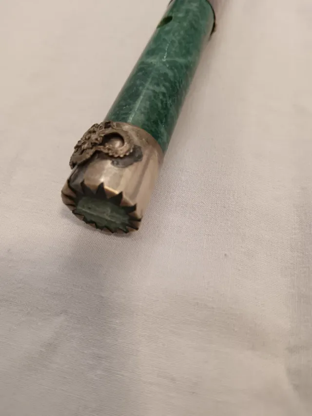 Flauto in pietra di giada con incisioni manufatte