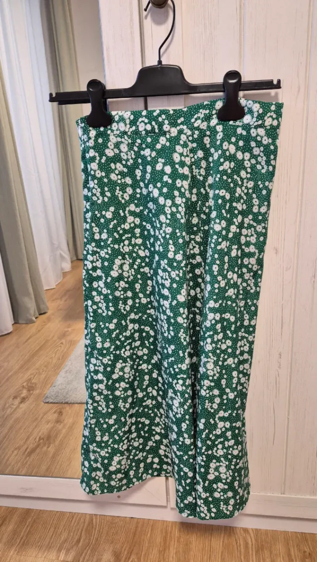 Falda verde estampada floral