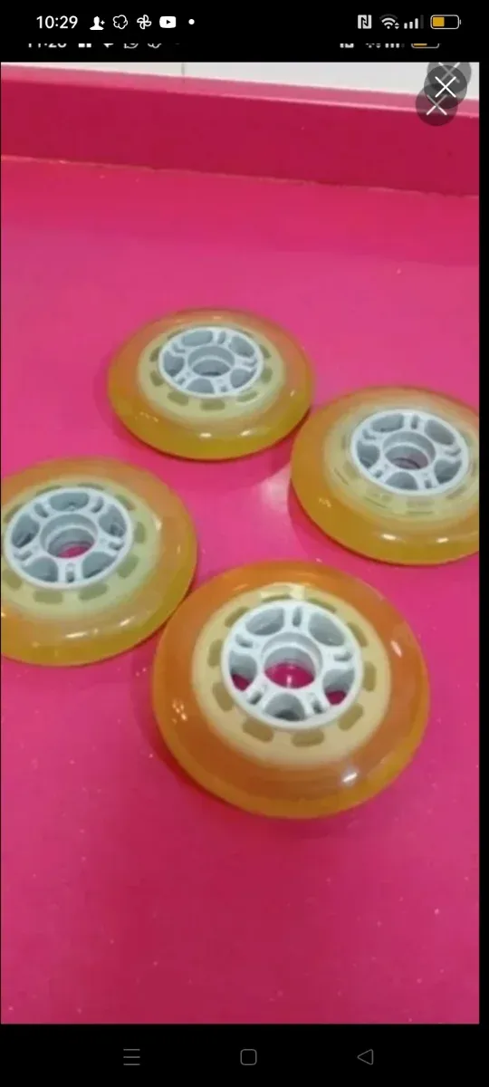 Cuatro ruedas nuevas de goma de diez centímetros