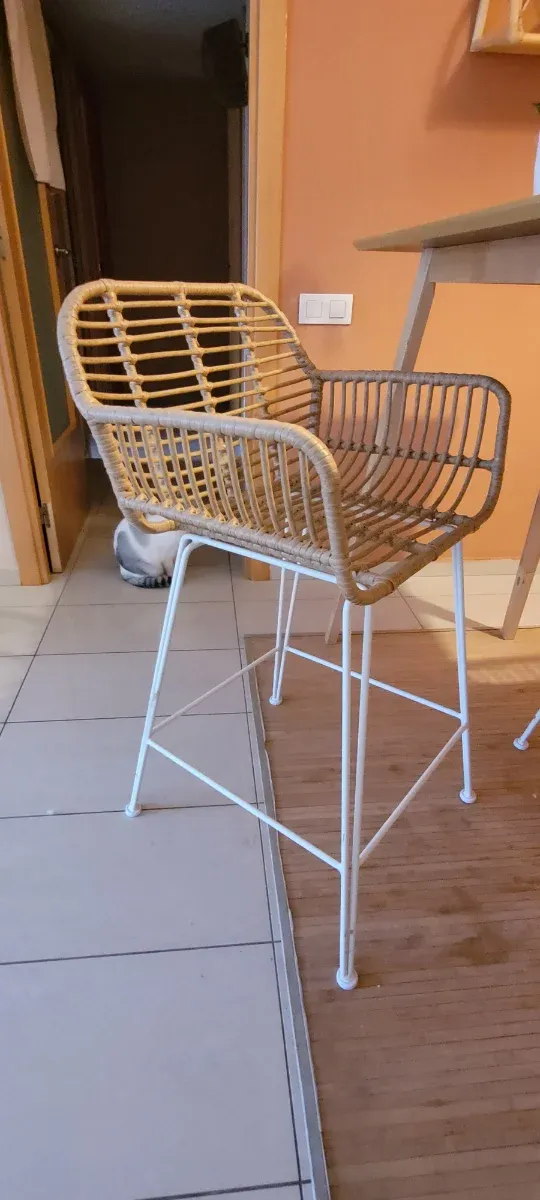 Silla alta tipo taburete ratán y metal- como nueva