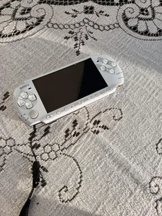 Consola PSP Bianca + 4 Giochi UMD