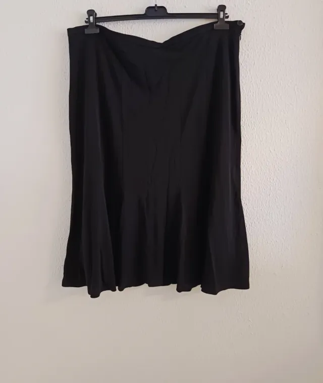 Falda negra con vuelo de neja Talla 54
