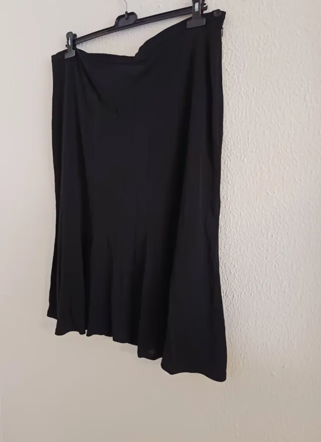 Falda negra con vuelo de neja Talla 54