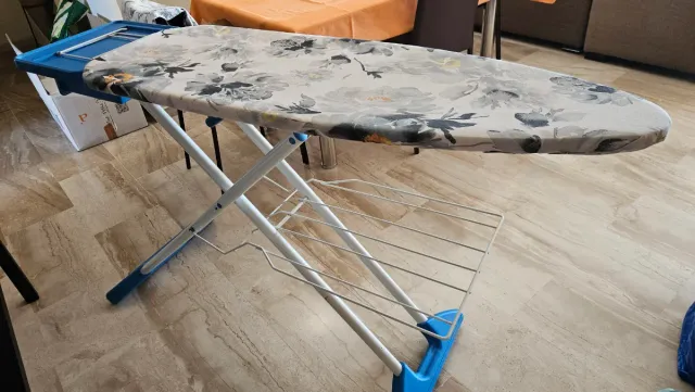 Tabla de planchar con tendedero