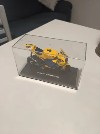 Modellino Moto Yamaha YZR-M1 2006 Rossi