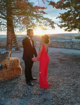 Mono rojo escote espalda V