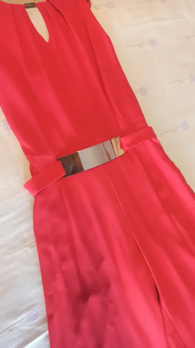 Mono rojo escote espalda V