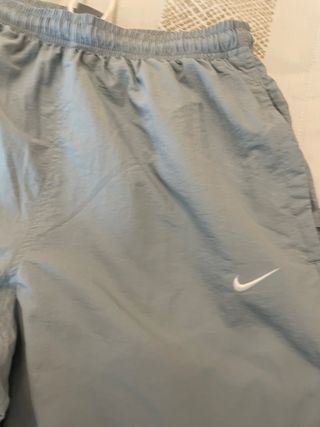 Pantalón deportivo Nike gris