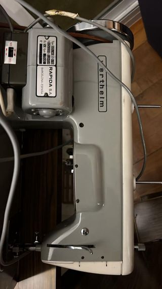 Máquina de coser Werthelm con armario