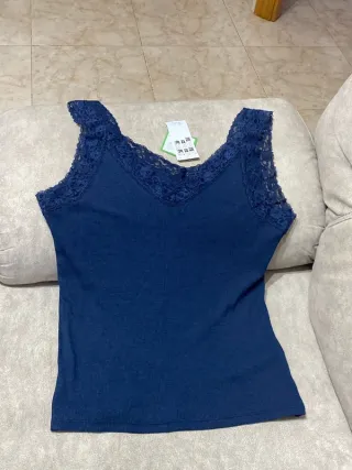 Camiseta tirantes azul con encaje