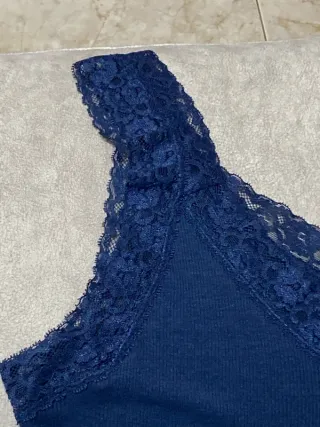 Camiseta tirantes azul con encaje