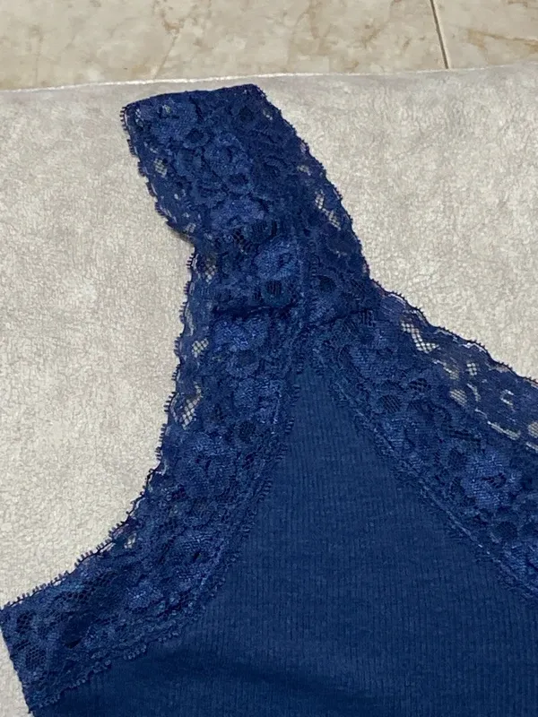 Camiseta tirantes azul con encaje