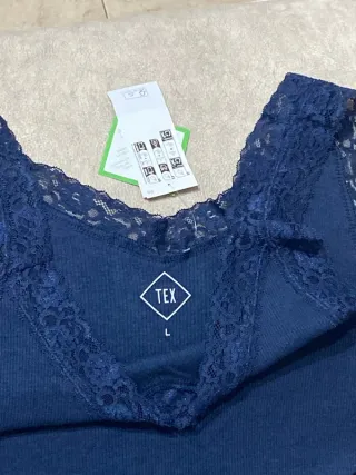 Camiseta tirantes azul con encaje