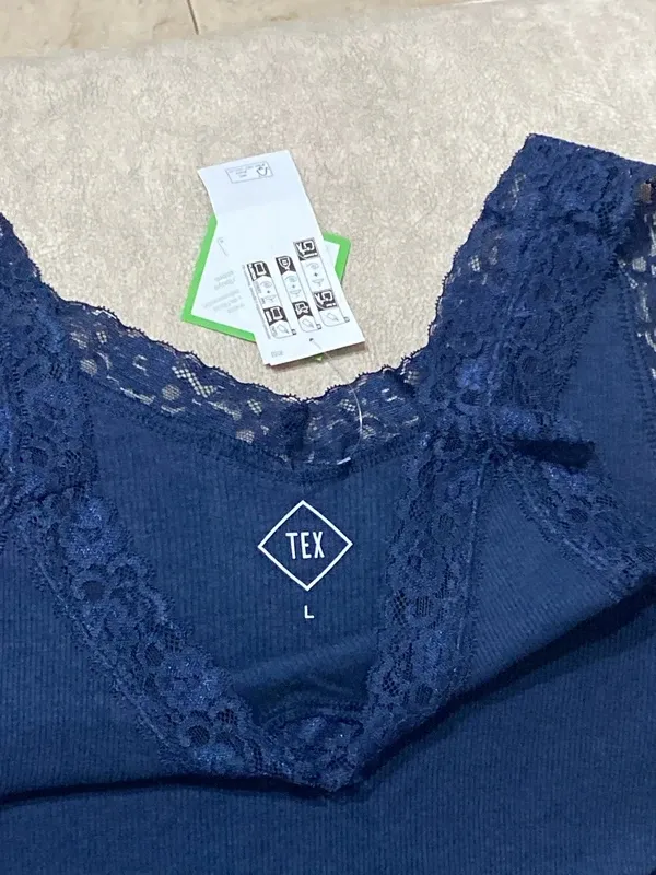 Camiseta tirantes azul con encaje