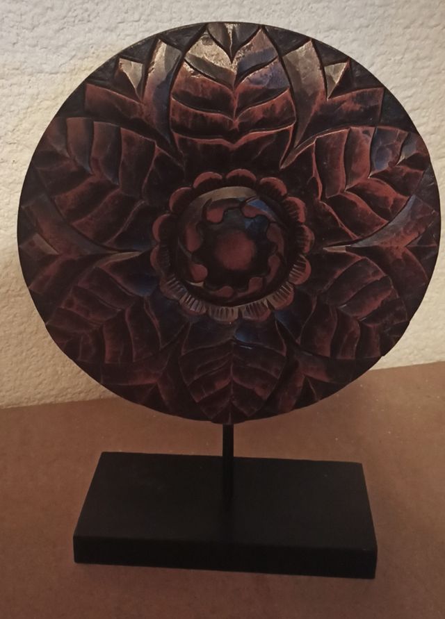 Rosetón de madera tallada decorativo