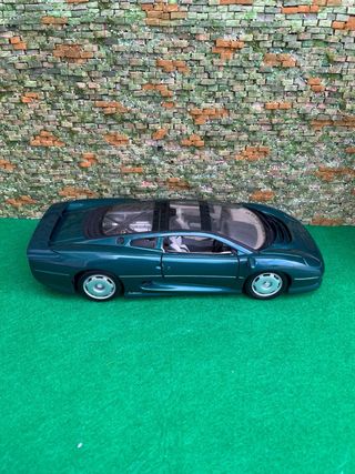 Jaguar XJ220 – Maisto – Escala 1:18