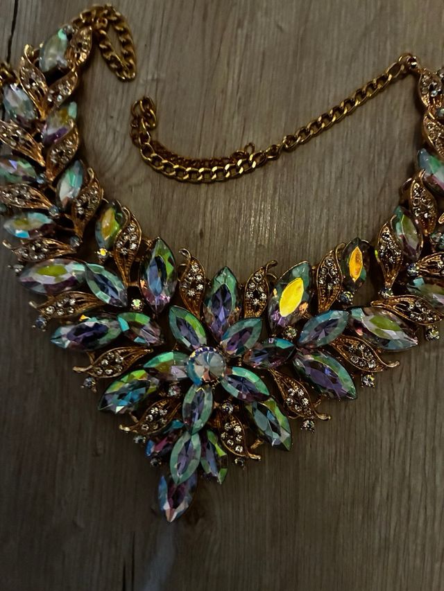 Collar dorado con piedras iridiscentes